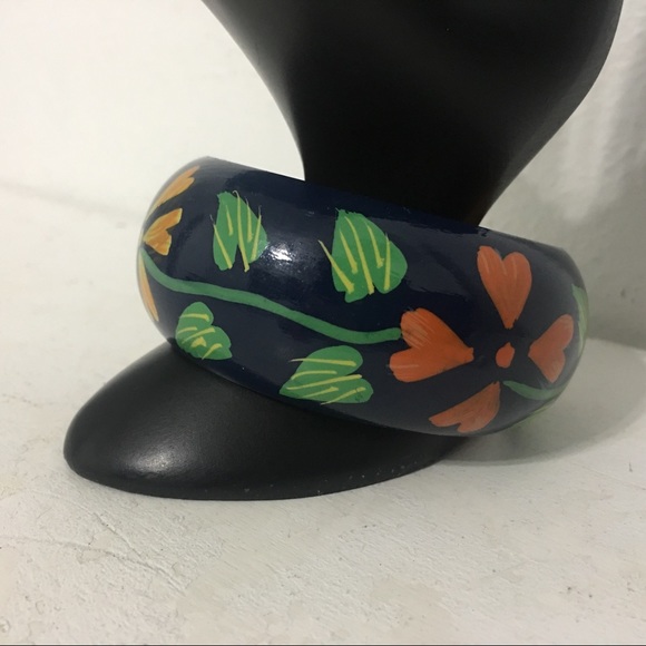 Vintage Beautiful Floral Wooded Bangle - Picture 3 of 8